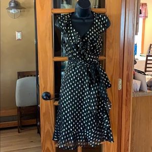 Really pretty wrap around dress!!